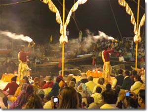 celebrando el ganga aarti en varanasi